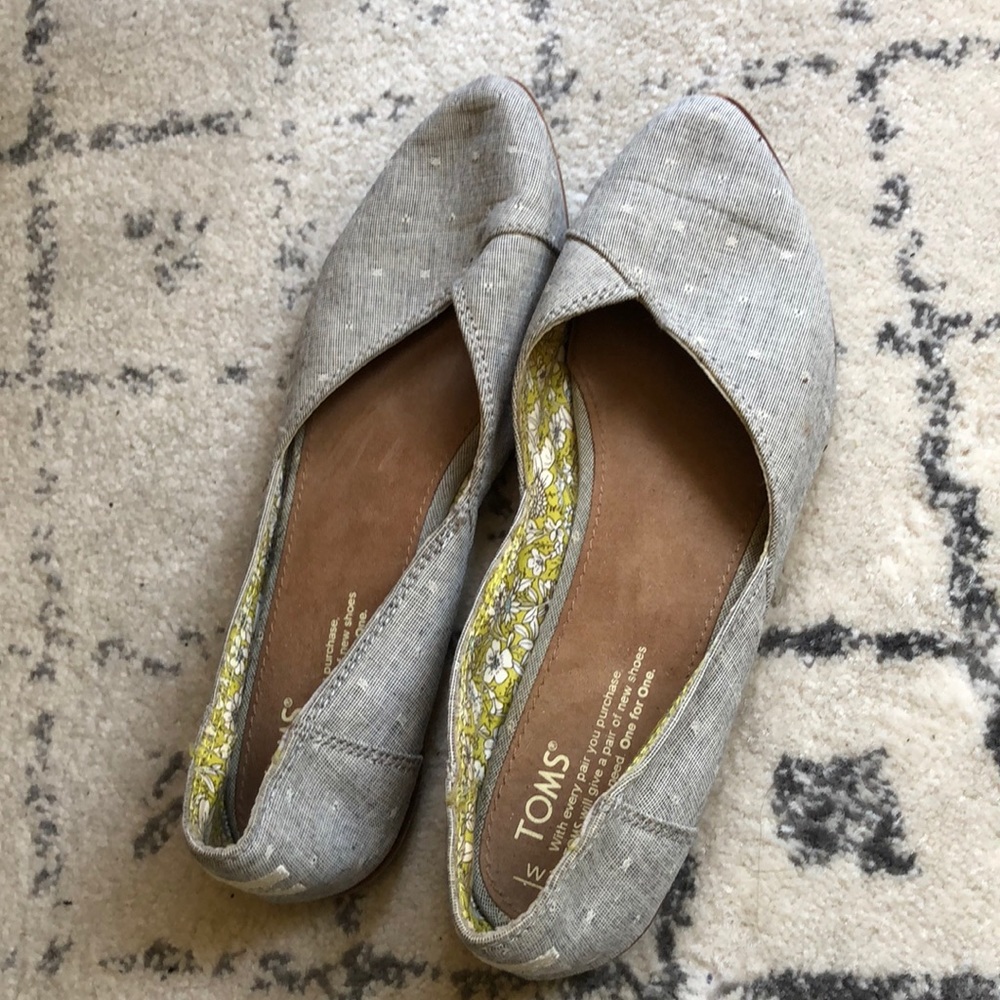 Toms 7 pointed toe flats grey